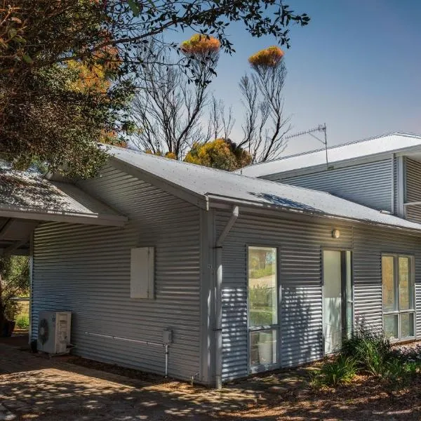 Bungala Cottage 28 Jetty Road, hotel in Normanville