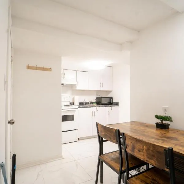 Cozy Private 2 bedroom apartment, free Wifi, free parking in heart of Toronto, surrounded by nature, hotel in Toronto