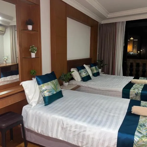 Riverbank Suites - River View Level 11, Sleeps 7, khách sạn ở Kampung Boyan
