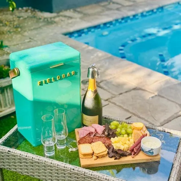 Grey Villa on Orion- Luxury Apartment, ξενοδοχείο σε Πολοκουάνε