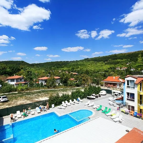 Luxury Romantic Apartments in Private Condo with Parking and Pool, hotel in Balchik
