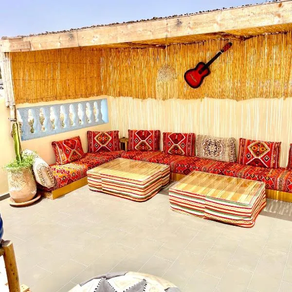 Waveside surf house, hotel v destinaci Tamraght Ou Fella