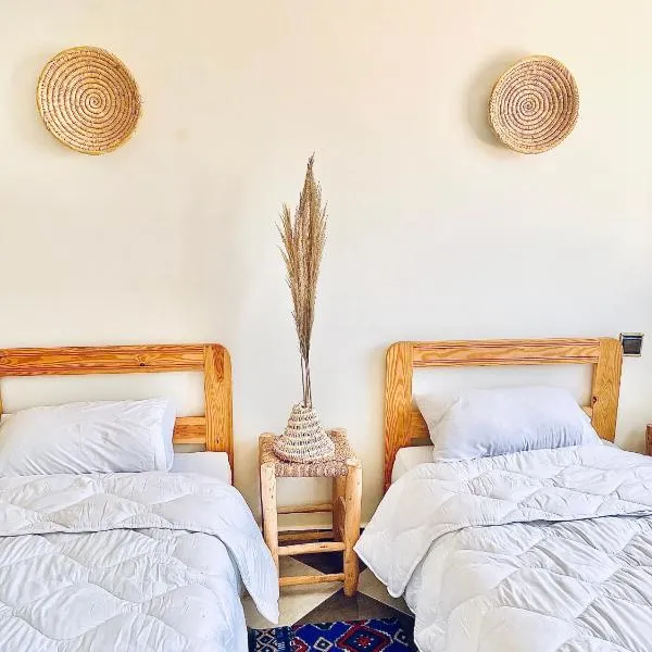 Waveside surf house, hotel v destinaci Tamraght Ou Fella