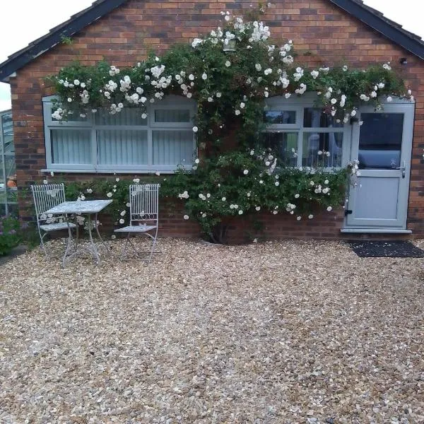 The Garden Room, 1 Heath Cottage, hotel v destinaci Knutsford