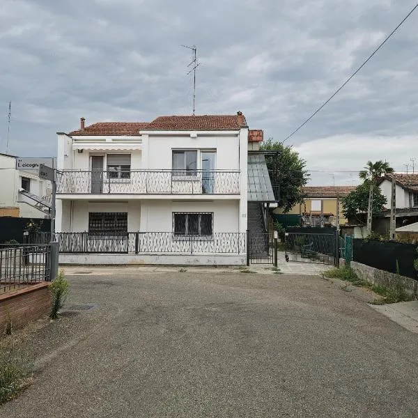 Casa Luminosa Lugo, 3 appartamenti indipendenti, zona tranquilla, parcheggio libero, hotel en Lugo