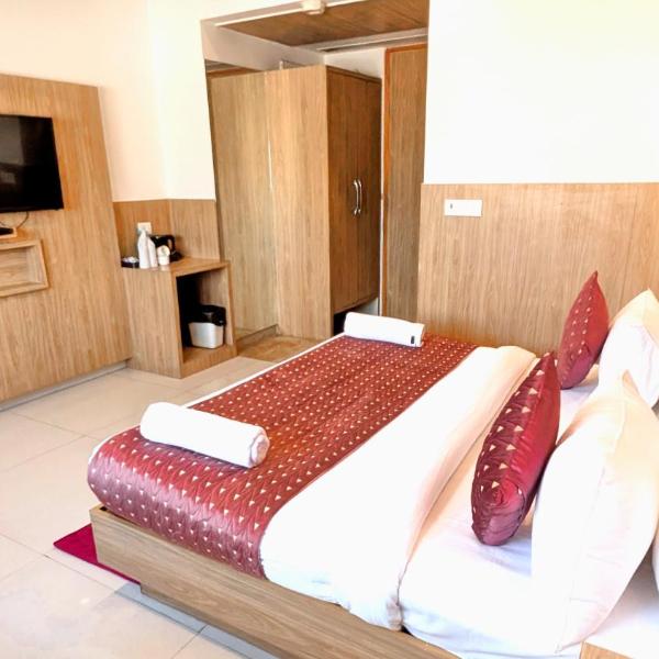 HOTEL THE ELEVATE Near Terminal 3 Delhi International Airport WITH- FREE AIRPORT PICKUP and DROP in New Delhi, IN