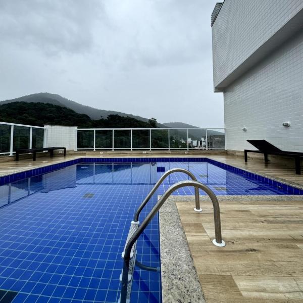 Apartamento novo a 350 m da praia das Toninhas em Ubatuba - 2 dormitórios sendo 1 suite, piscina, varanda gourmet com churrasqueira, ar condicionado, cozinha completa, garagem privativa