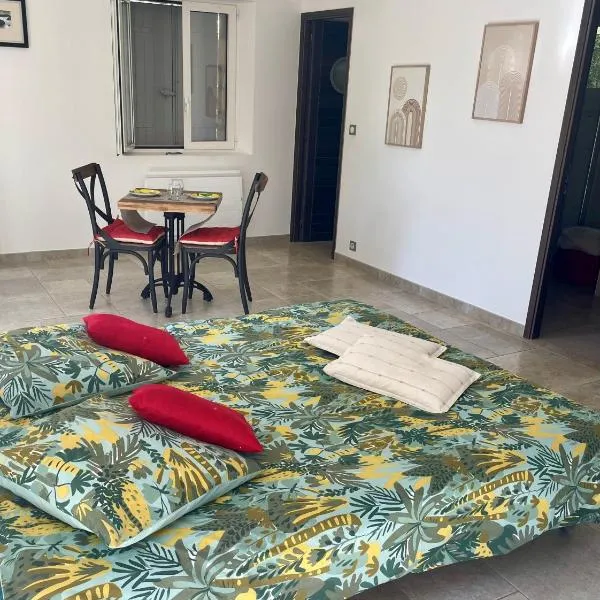 L'appart Thé - Charme discret au coeur des Alpilles, hotel a Paradou