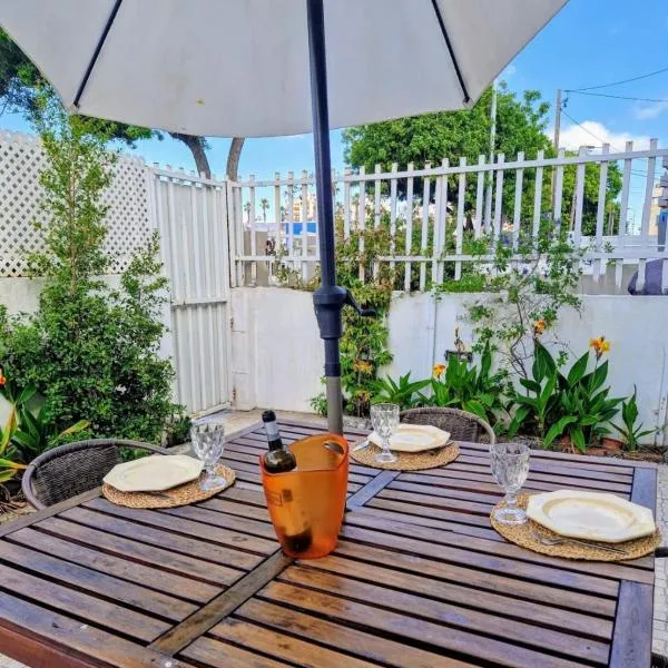 Beach and Surf House, hotel in Costa da Caparica