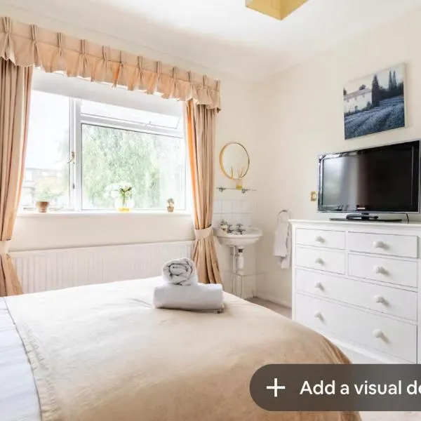 Double bedroom in homely, 5 bedroom family house by the river in Fulham, hotel in London