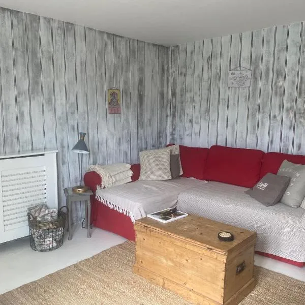 Isle 2-Bed Retreat- Sleeps 4 Garden & Games Room, ξενοδοχείο σε Cowes