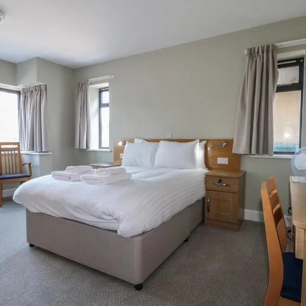 Marine Court Ground-floor Double Bedroom with Wet Room，利特爾的飯店