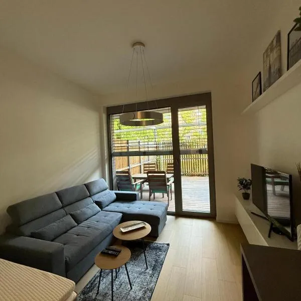Moderný 1-izbový apartmán s terasou, raňajkami a parkovaním, hotel in Bratislava