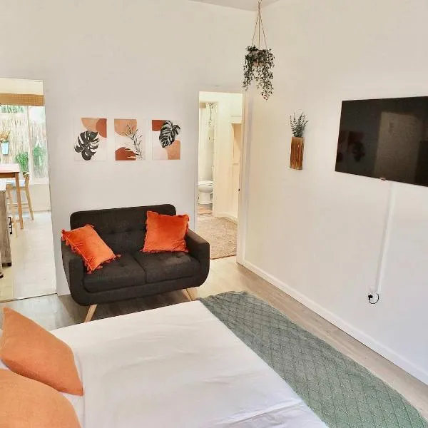 Sand Sun & Second - Charming Studio within Walking Distance to Beach, hotel din Long Beach