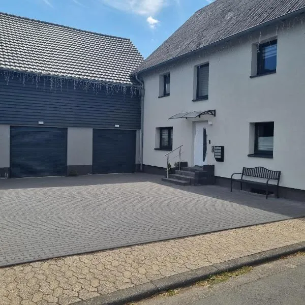 CJS Apartments - Chill or Drive am Nürburgring, Free Parking, WLan, Spacious Rooms, Quiet Location, hotel in Rodder