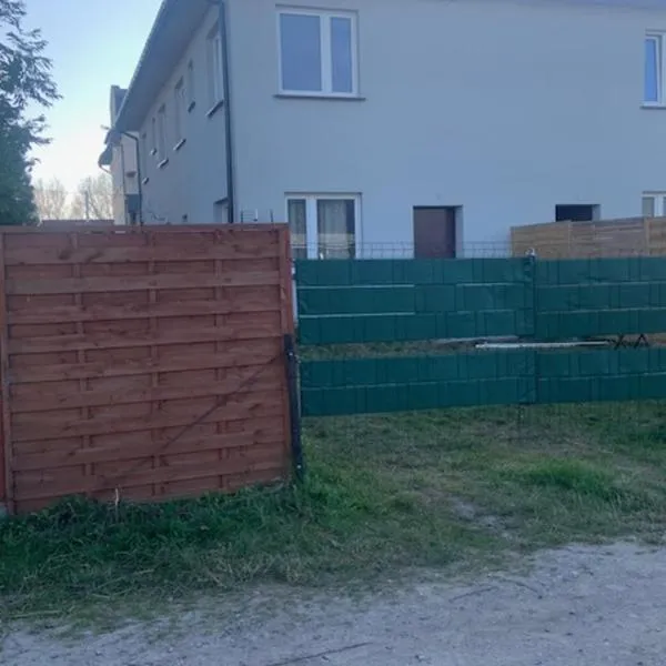 Apartament z ogródkiem Chłopy Jantarowa powierzchnia 60 m2, hotel in Chłopy