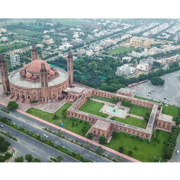 Umair's Haven Residences, Luxury Apartments in Bahria Town Lahore, hotel en Lahore