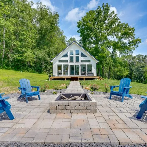 Modern Appalachian Vacation Rental with River Access, hotel en Pennington Gap