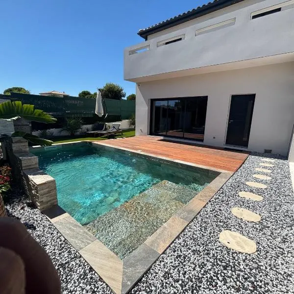 Magnifique maison avec picine, Hotel in Le Pouget