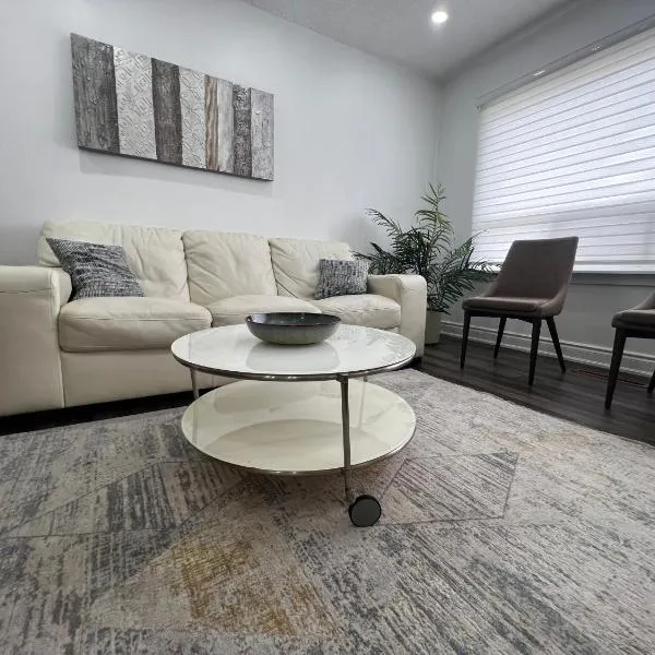 Three Bedroom Spacious Bangalow with Free Parking, closer to commercial area and highways, hotel in Mississauga