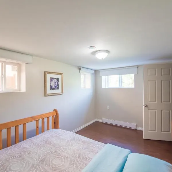 4 Bedroom Semi-basement Suite in Burnaby Metrotown, hotel in Burnaby