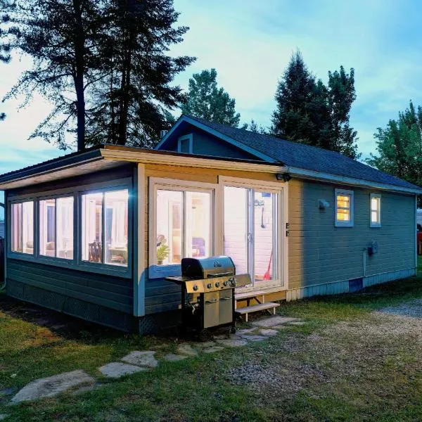 Glamping chalet on campsite Boat Lac Naviguable, hotel a Saint-Michel-des-Saints