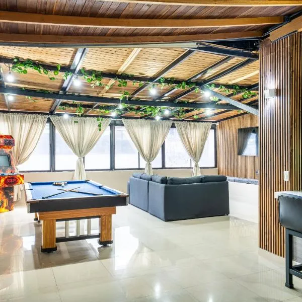 6 bedroom penthouse with pool table- 1 block from Lleras park p4, hotel v destinaci Medellín