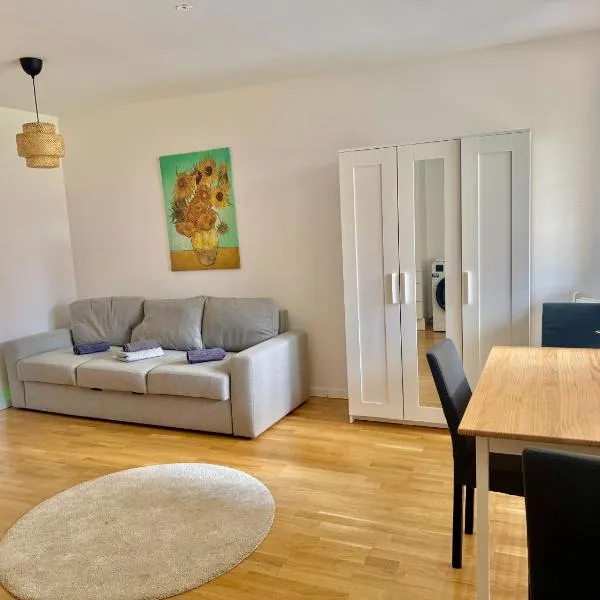 Modern Apartment with Terrace Patio near SCS, hotel v destinaci Wiener Neudorf