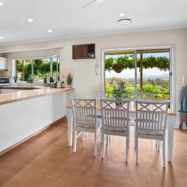 Monkey Gully Retreat - Mansfield - Sleeps 9, hotel in Mansfield