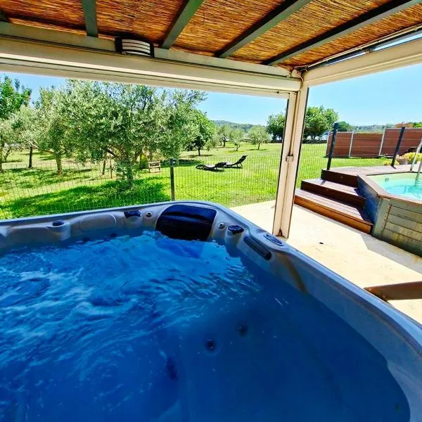 Beach House IVE, Beach House BETA - a romantic hideaway in an olive grove by the sea, fenced houses with privacy, swimming pool, jacuzzi and playground, Pomer, hotel v destinaci Pula