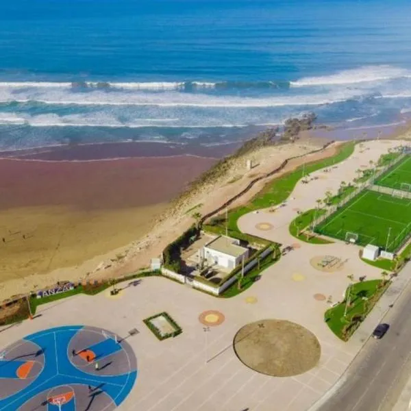 Magnifique Appart familiale, lumineux avec vue mer proche plage surf et bronzette securite 24h sur 24, hotel in Agadir