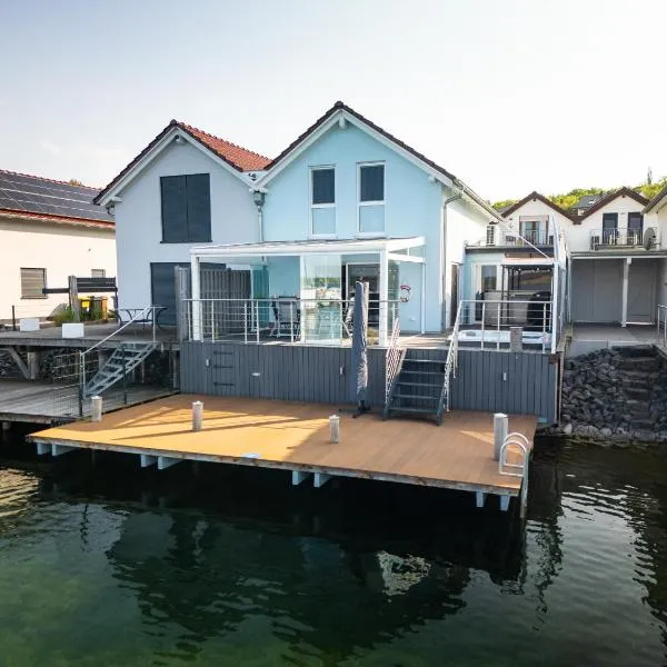 Seehaus Pippa mit Sauna and Whirlpool direkt am See, hotel v destinaci Mücheln