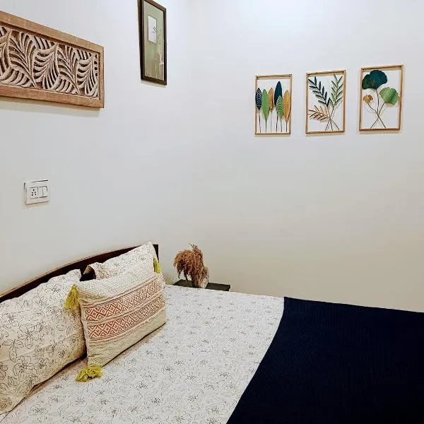 Peacelily Hotel - AC rooms with netflix in upper tapovan, also available for monthly rent 25K, hotel in Rishīkesh