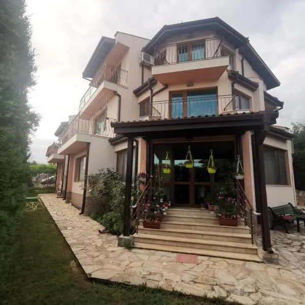 Affordable Rooms with BBQ 5 min drive from beach Villa Lusi, hotel in Varna City