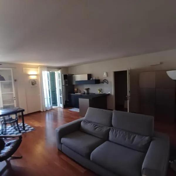 Elegante appartamento Tirrenia, hotel v destinaci Tirrenia