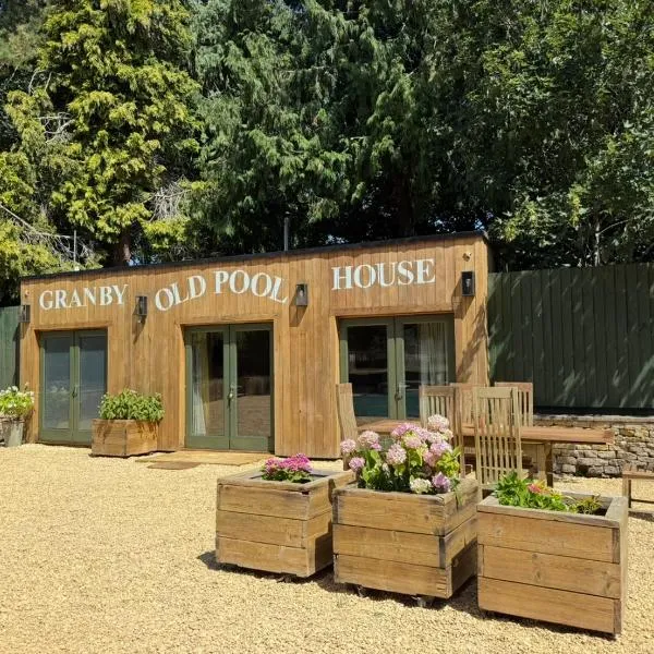 The Old Pool House, Stylish Large Studio in Private Country Estate with Air Con, hotel en Bradford-on-Avon