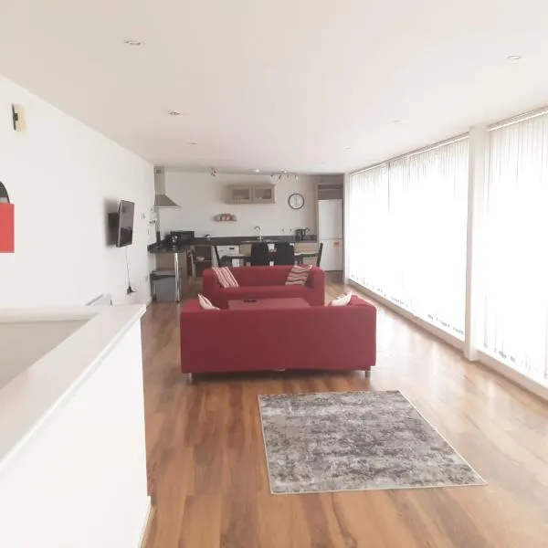 Elegant three bedroom apartment, hotel in Darlington