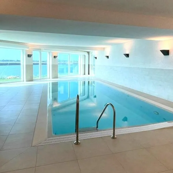 Ferienwohnung direkt am Meer mit Pool und Sauna, Strand fußläufig erreichbar, barrierefrei، فندق في كابلن