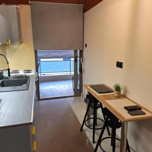 Faron 203 Apartment、カラマタのホテル