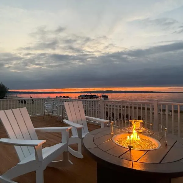 The Baywatch Resort, hotel in Traverse City