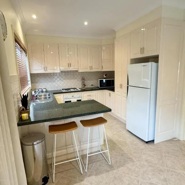 Unit in Hovell Street, hotel in Yarrawonga