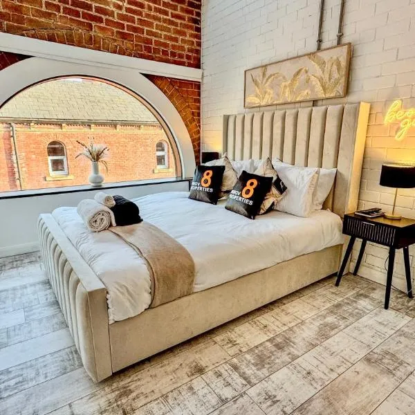 Canal Side Luxury Apartment in Leeds City Centre Sleeps 3, hotel in Leeds