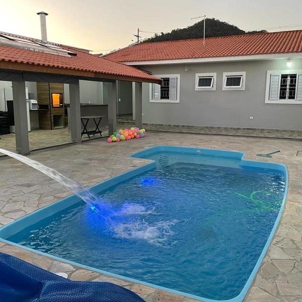 Edícula privativa com piscina climatizada no pé da serra