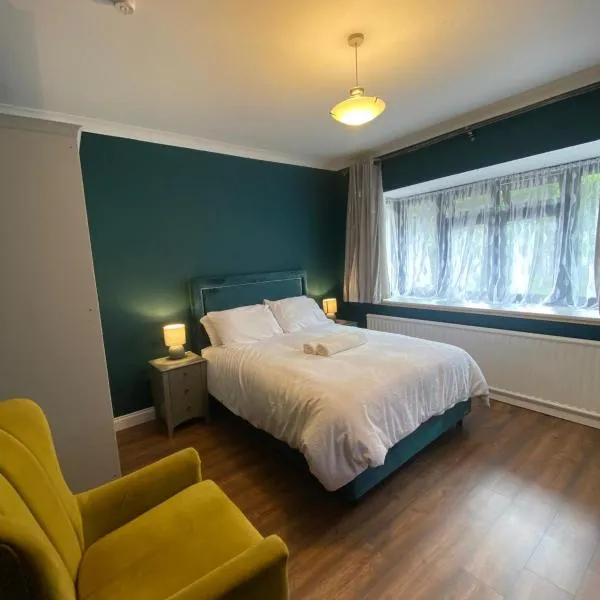 Two double bedroom Self contained annexe, hotel in Thundersley