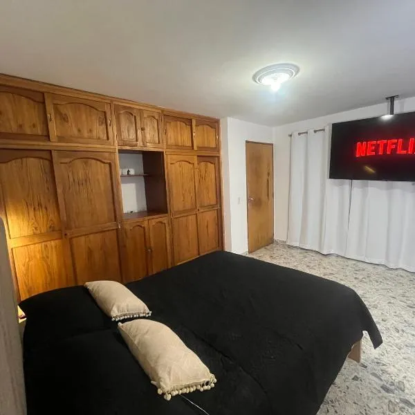 Amplio apartamento Guayabal cerca aeropuerto Olaya Herrera, hotel v destinaci Medellín