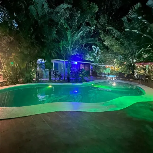 Studio Apartment 3 & AC-2 Pools-Jungle-Beach-WiFi-TV, Hotel in Cocles
