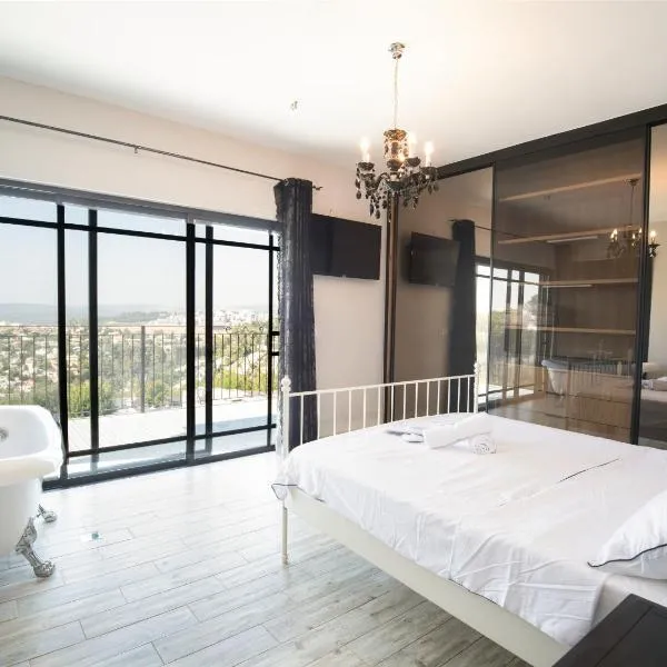 לה פטלונה - וילה מהממת עם בריכה פרטית מחוממת ומקורה בכפר ורדים, hotel u gradu 'Kefar Weradim'