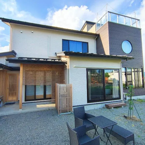 Fujiyoshida house, 2 toilet 2 bathroom, Mt Fuji view, 4 living room, free parking 5 cars, projector, washmachine, pet ok, hotel v destinaci Minamitsuru