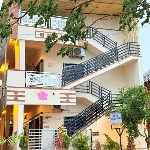 Aditya Tourist Home, hotel din Hampi
