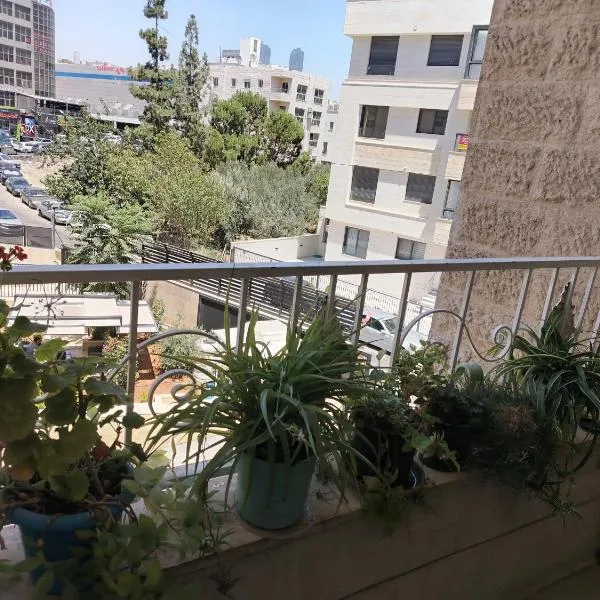 شقة مفروشة الدوار السابع خلف كوزمو, hotel in Amman